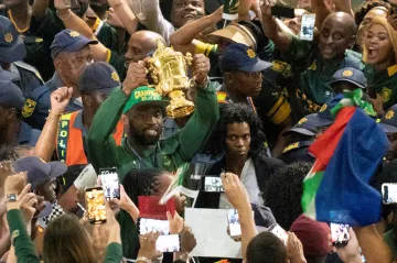 Siya Kolisi z JAR s trofejí pro mistry světa po příletu domů mezi fanoušky