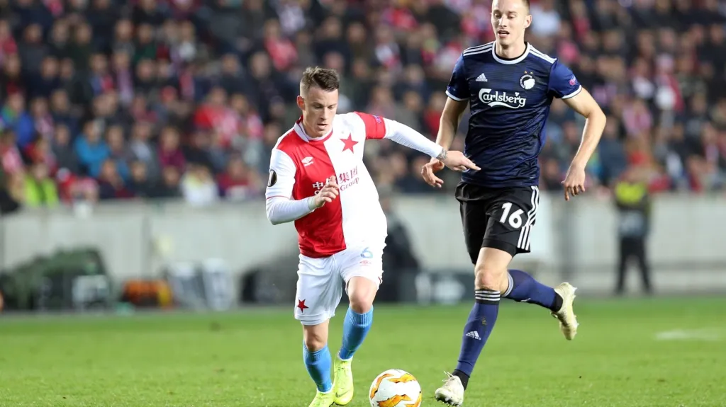 Jan Sýkora ze Slavie sledován Jánem Gregušem z Kodaně