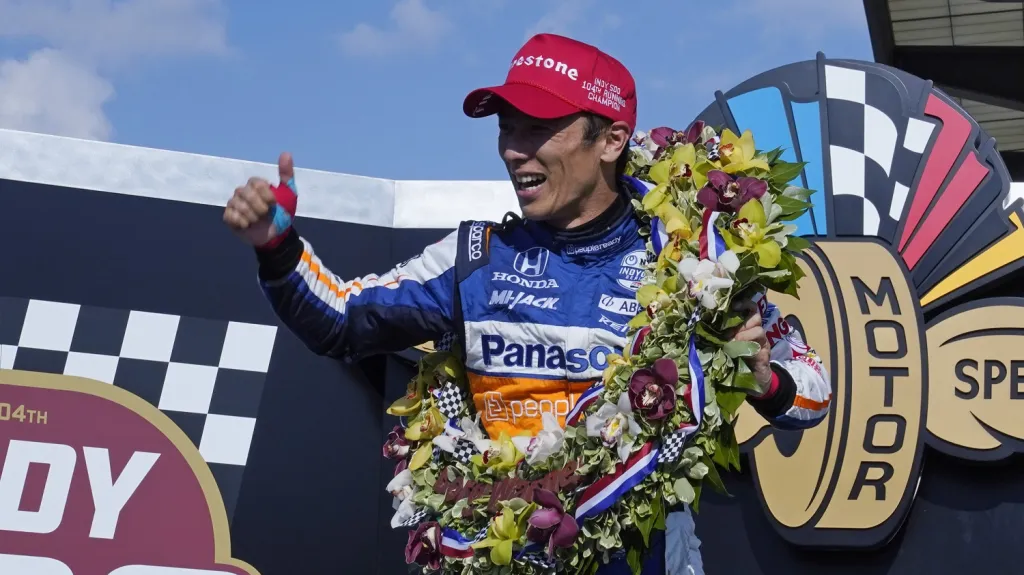 Takuma Sato se raduje z vítězství v Indianapolis