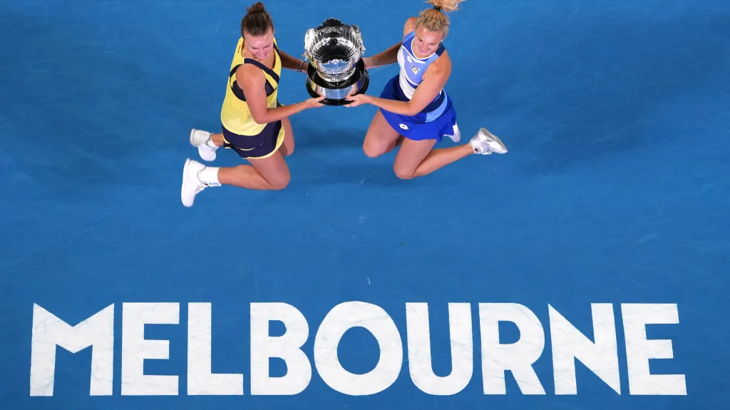 Krejčíková se Siniakovou oslavují zisk sedmé grandslamové trofeje