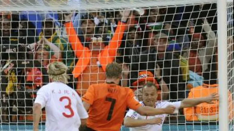 Dirk Kuyt střílí gól
