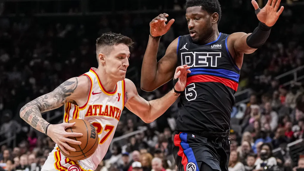 Vít Krejčí z Atlanty proti Jaylenovi Nowellovi z Detroitu