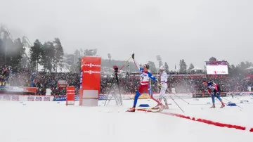 Lukáš Bauer (vlevo) ve finiši závodu na 50 km klasicky
