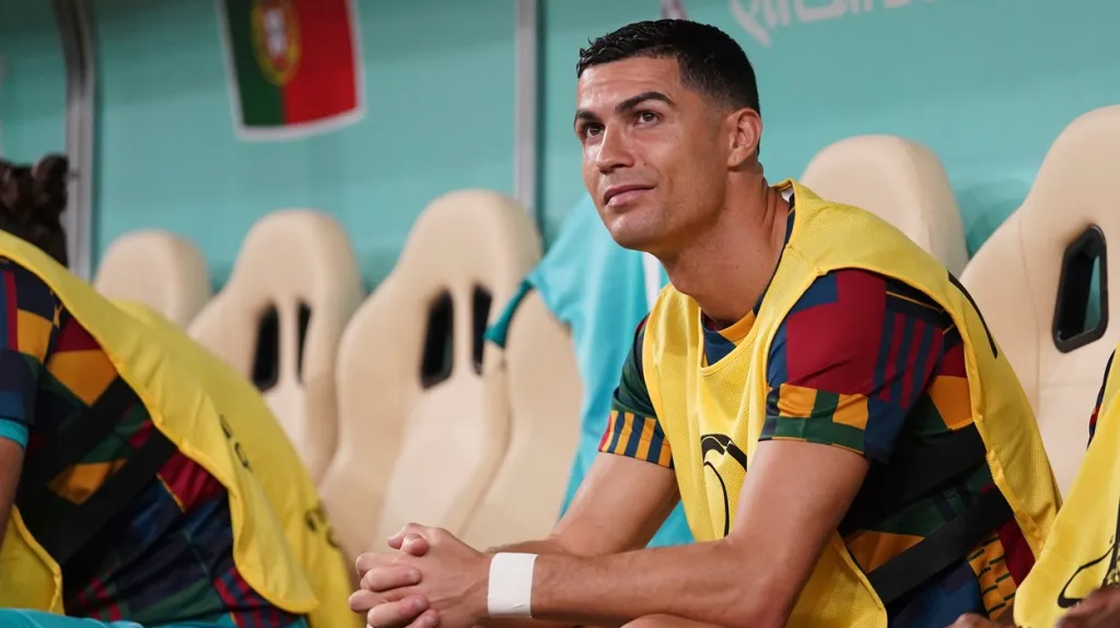 Cristiano Ronaldo na lavičce během mistrovství světa v Kataru