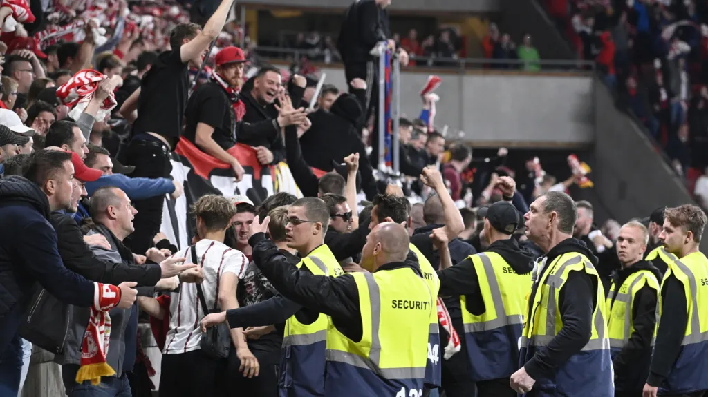 Pořadatelé měli během utkání Slavia - Plzeň napilno