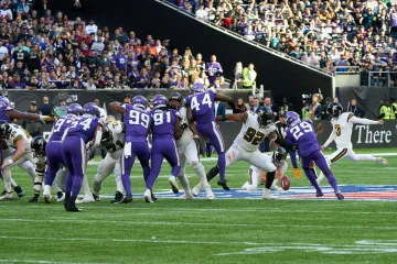 Wil Lutz kope na branku Minnesoty