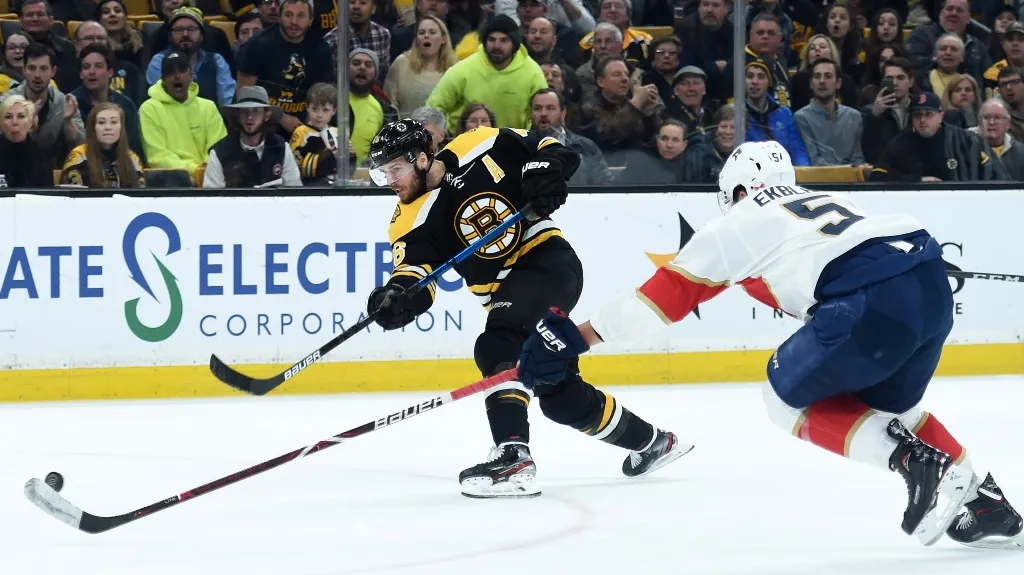 David Krejčí z Bostonu střílí na branku v utkání s Floridou