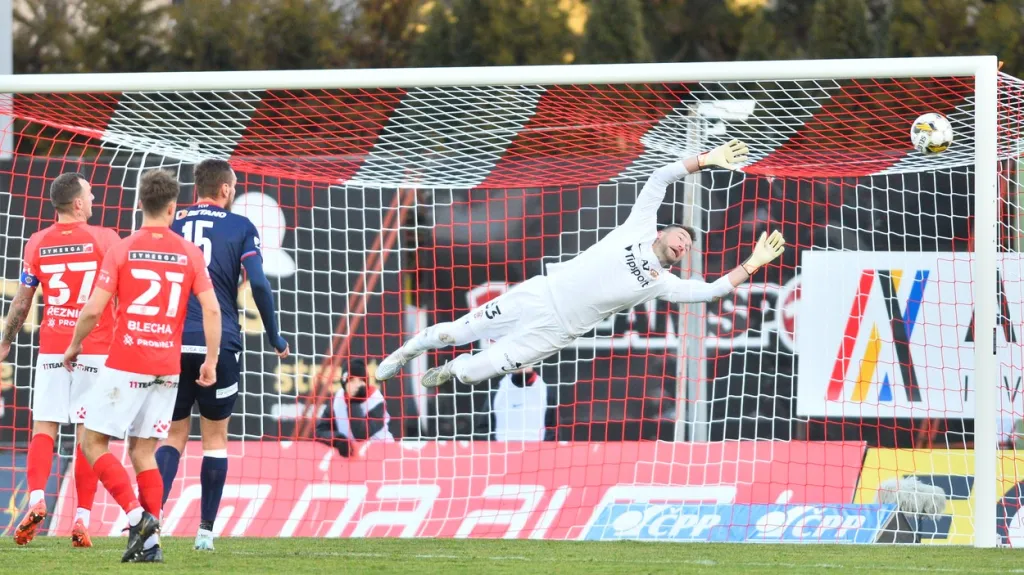 Martin Berkovec se marně natahuje po střele Kopice