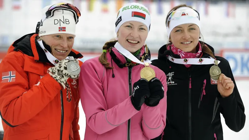 Zleva stříbrná Bergerová, zlatá Darja Domračevová z Běloruska a Polka Hojniszová