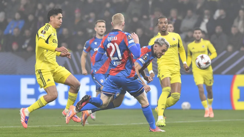 Hlavičkující Tomáš Ladra v utkání Plzně s Fenerbahce