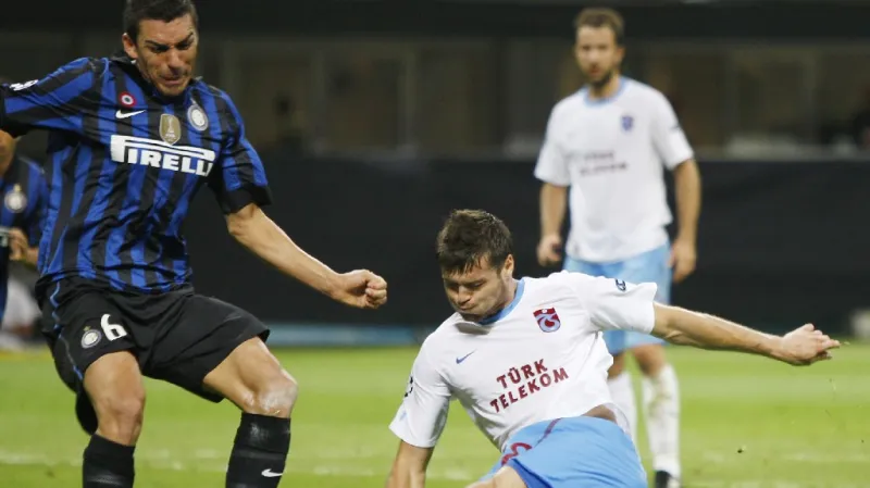 Ondřej Čelůstka (vpravo) v akci