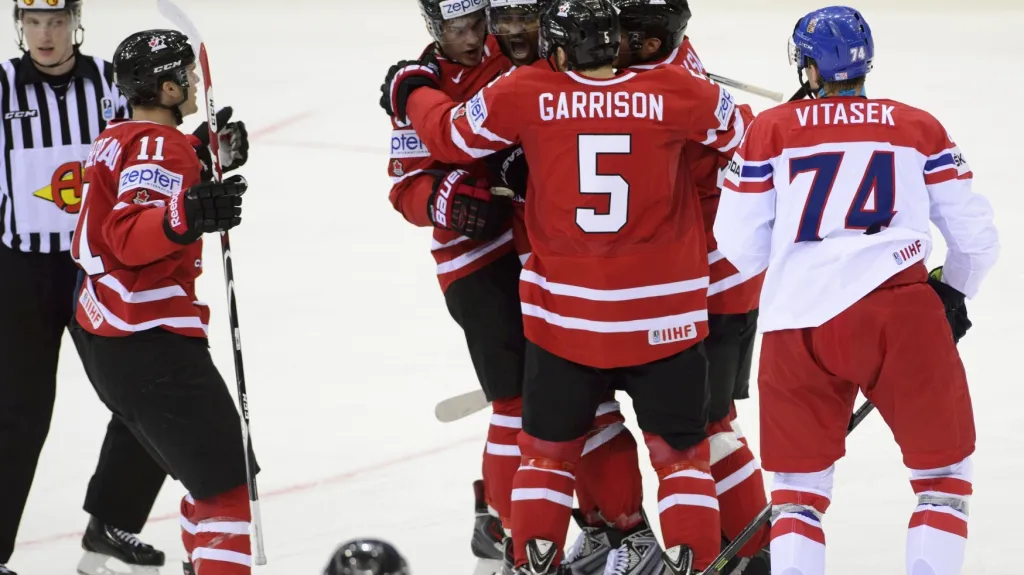 Slavící hokejisté Kanady v utkání s českým týmem