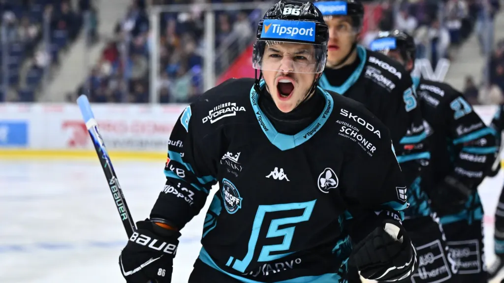 Jan Bambula z Karlových Varů se raduje po druhém gólu v Liberci