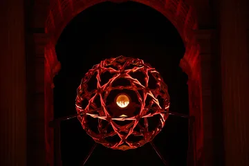 Olympijský oheň u milánského vítězného oblouku Arco della Pace