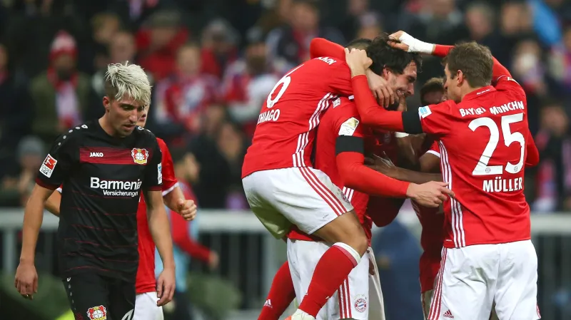 Mats Hummels slaví v objetí spoluhráčů druhý gól Bayernu Mnichov