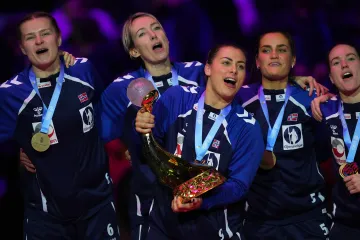 Nora Mörková s trofejí pro světové šampionky