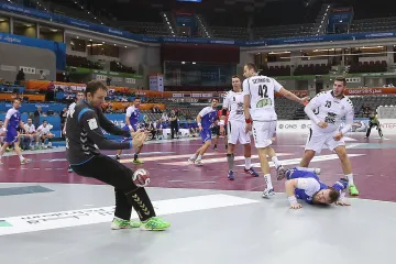 Petr Štochl chytá jednu ze střel islandských hráčů