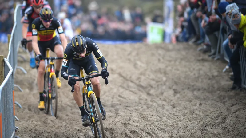 SP cyklokrosařů v Koksijde vyhráli van der Poel a Alvaradová