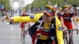 Cadel Evans dojíždí Champs-Élysées jako vítěz ročníku 2011