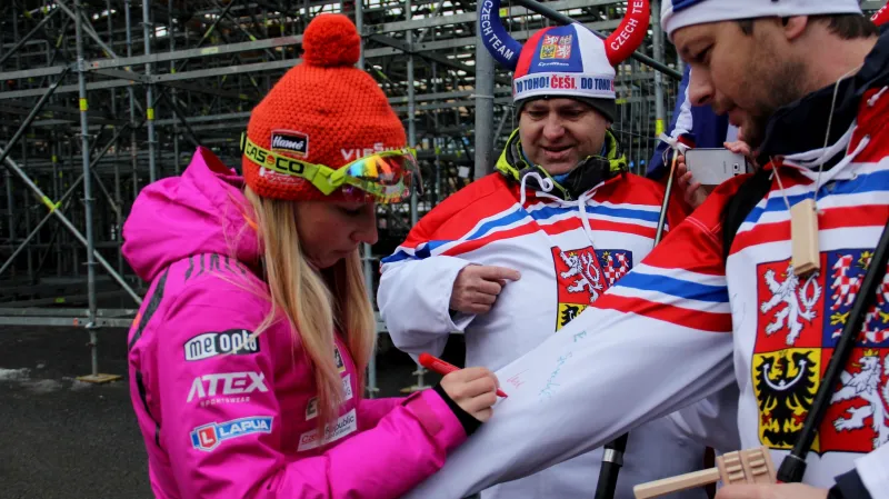 Eva Puskarčíková s českými fanoušky