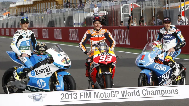 Pol Espargáro (vlevo), Marc Márquez (uprostřed) a Maverick Viňales