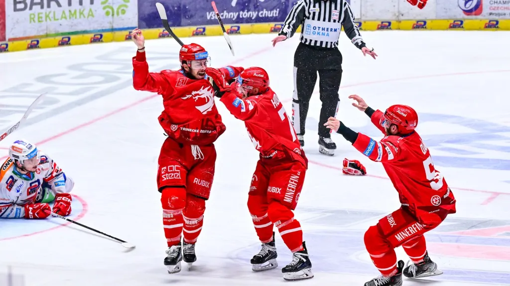 Oceláři slaví zlatý gól Davida Ciencialy