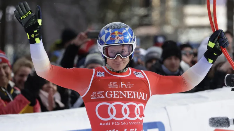 Jízdy nejlepších na slavné sjezdovce v Kitzbühelu