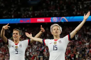 Tahounka USA Megan Rapinoeová slaví branku se spoluhráčkou