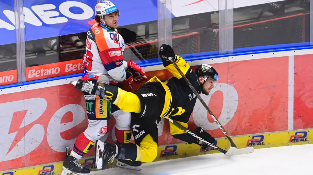 Pardubický útočník Lukáš Sedlák v utkání s Litvínovem