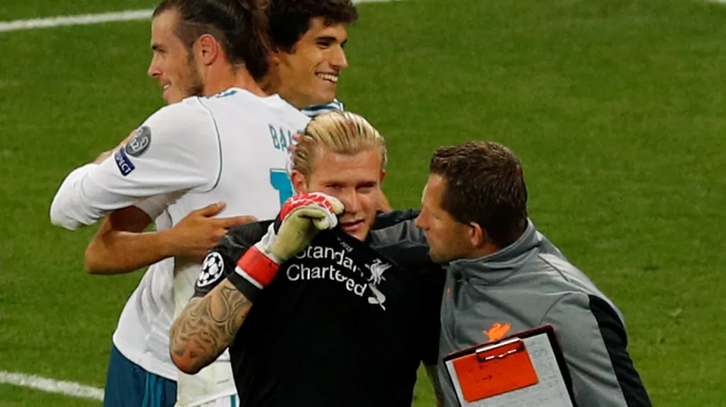 Slzící brankář Liverpoolu Loris Karius po prohře s Realem Madrid ve finále Ligy mistrů