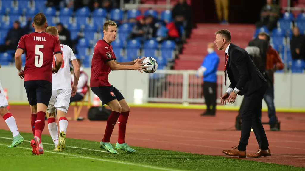 Reprezentační trenér Jaroslav Šilhavý promlouvá ke svým svěřencům