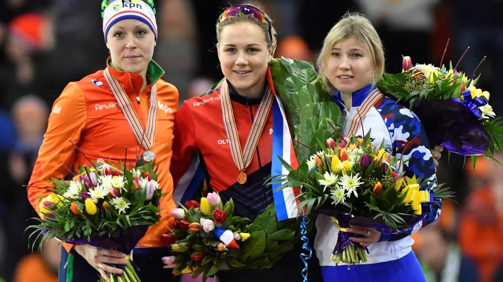 Karolína Erbanová (uprostřed) se zlatou medailí na stupních vítězů po triumfu na ME ve sprintu