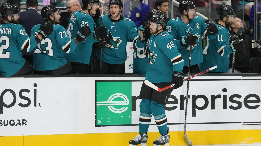 Tomáš Hertl ze San Jose Sharks se raduje z branky