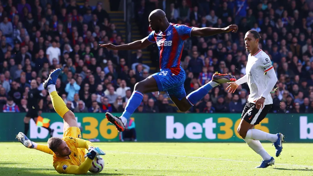 Brankář Vítězslav Jaroš z Liverpoolu chytá míč v utkání Premier League