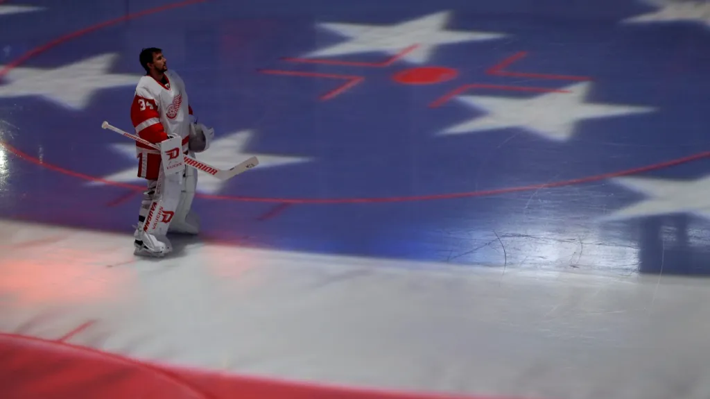 Petr Mrázek před utkáním v Chicagu