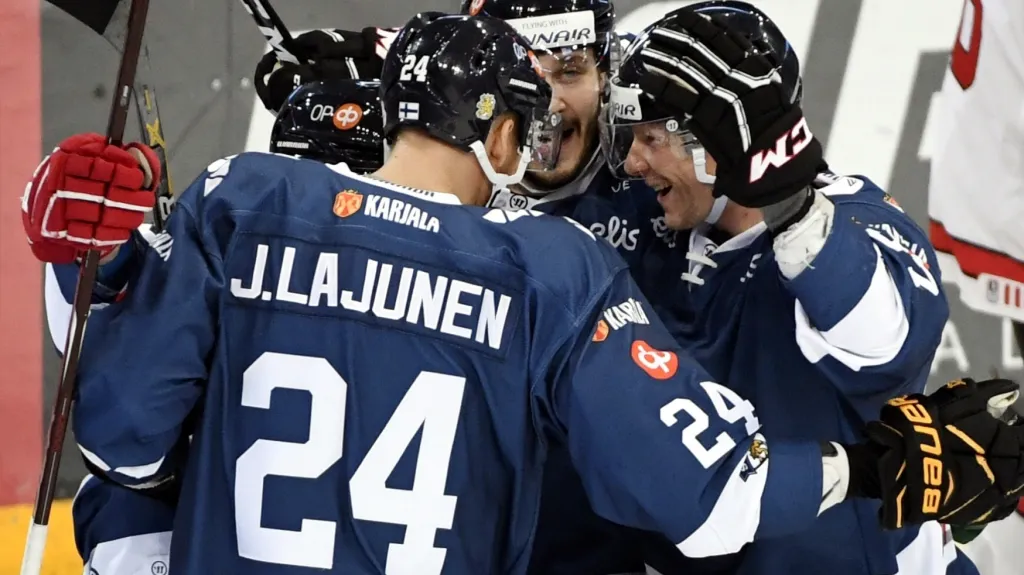 Hokejisté Finska slaví gól proti Kanadě