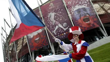 Fandové před varšavským stadionem