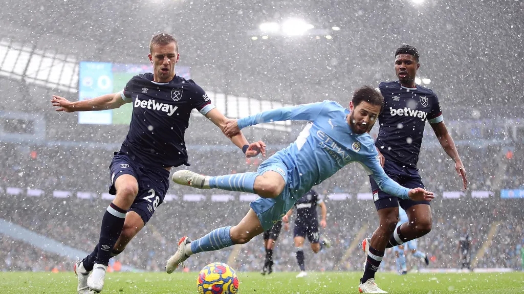 Tomáš Souček v utkání s Manchesterem City