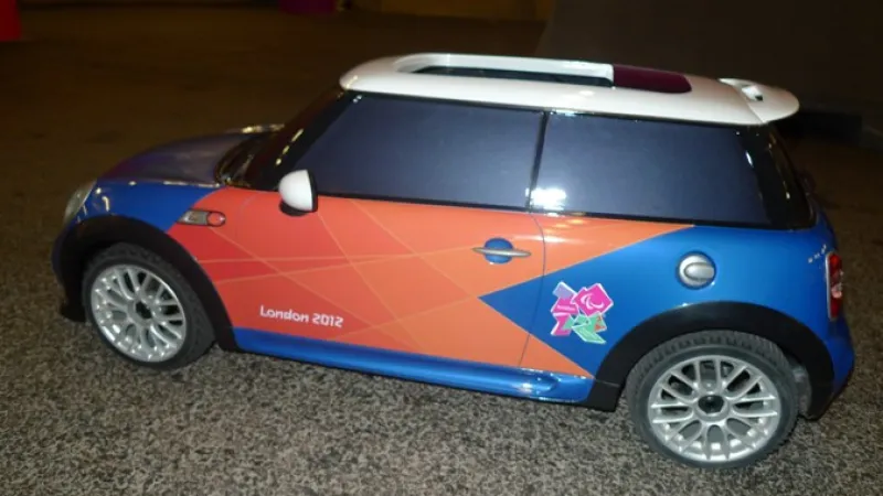 Tohle autíčko je dlouhé půl metru, dálkově řízené a sváží zpět k atletům jejich disky