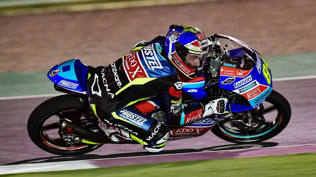 Motocyklista Jakub Kornfeil na katarském okruhu Losail