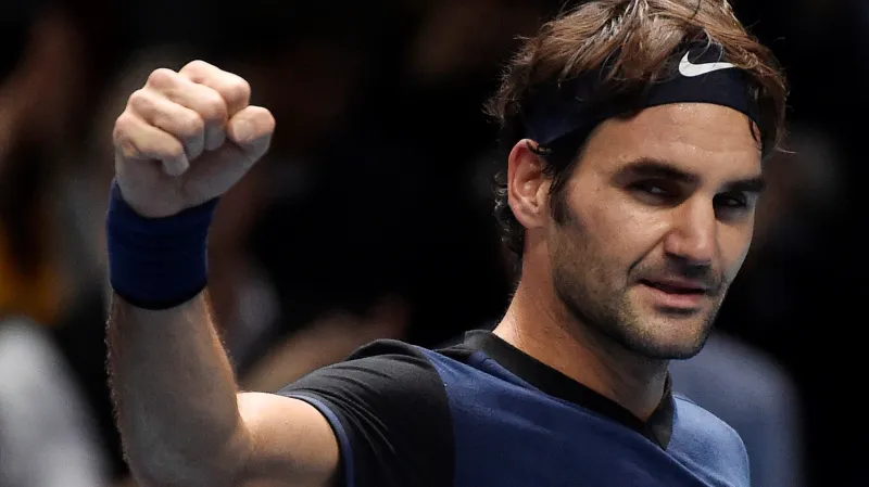 Vítězné gesto Federera poté, co porazil na Masters Djokoviče