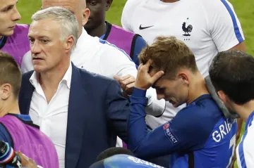 Didier Deschamps utěšuje Antoina Griezmanna