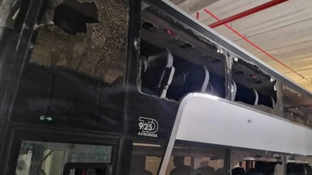 Poškozený autobus fotbalistů Lyonu