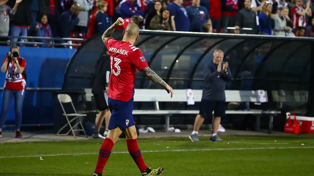 Zdeněk Ondrášek z Dallasu oslavuje gól v utkání MLS