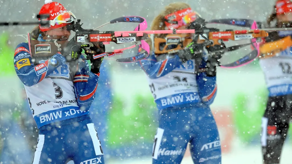 Veronika Vítková (vlevo) během střelecké položky v Novém Městě