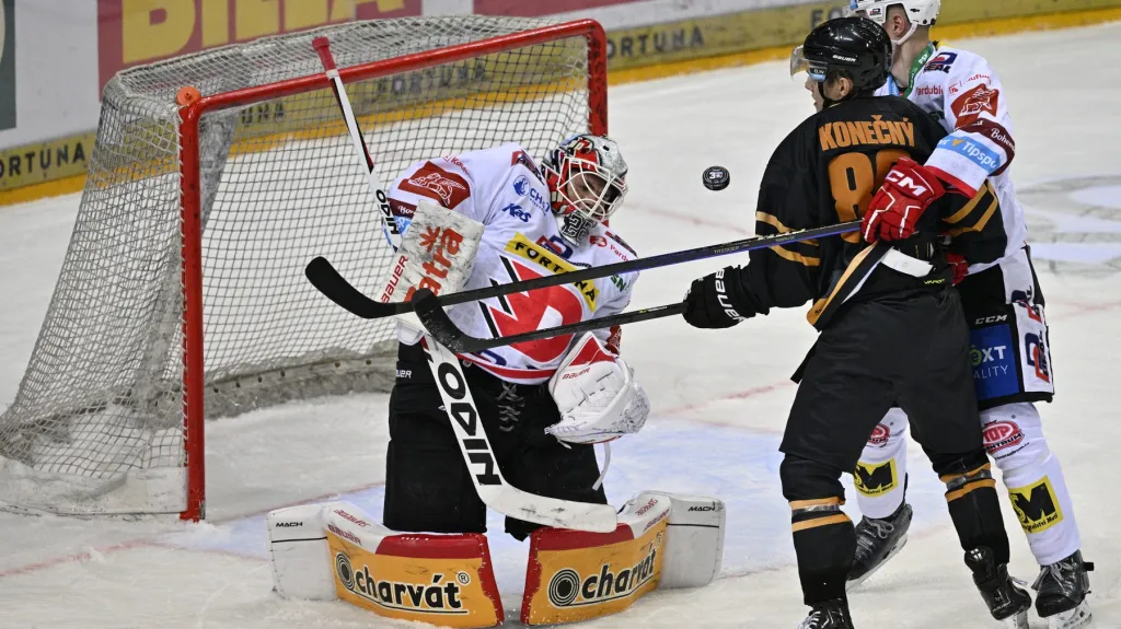 Pardubický brankář Roman Will kryje sparťanskou šanci