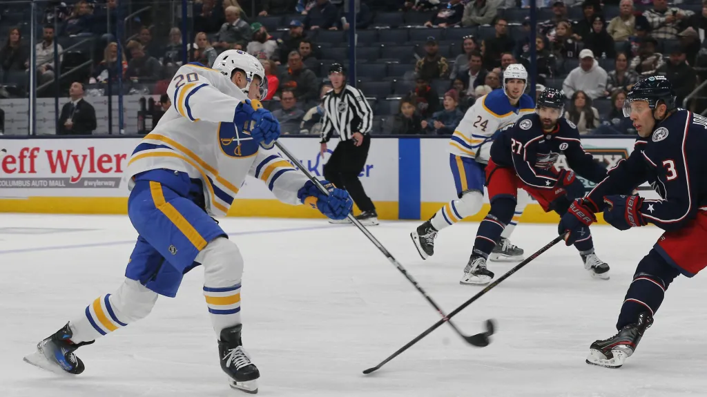 Jiří Kulich dává svůj první gól v NHL