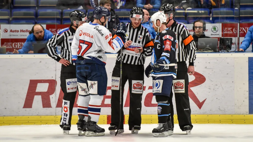 Kapitáni Olesz z Vítkovic (vlevo) a Kratěna z Plzně v diskusi s rozhodčími