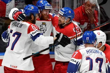 Kapitán české reprezentace Jakub Voráček slaví se spoluhráči