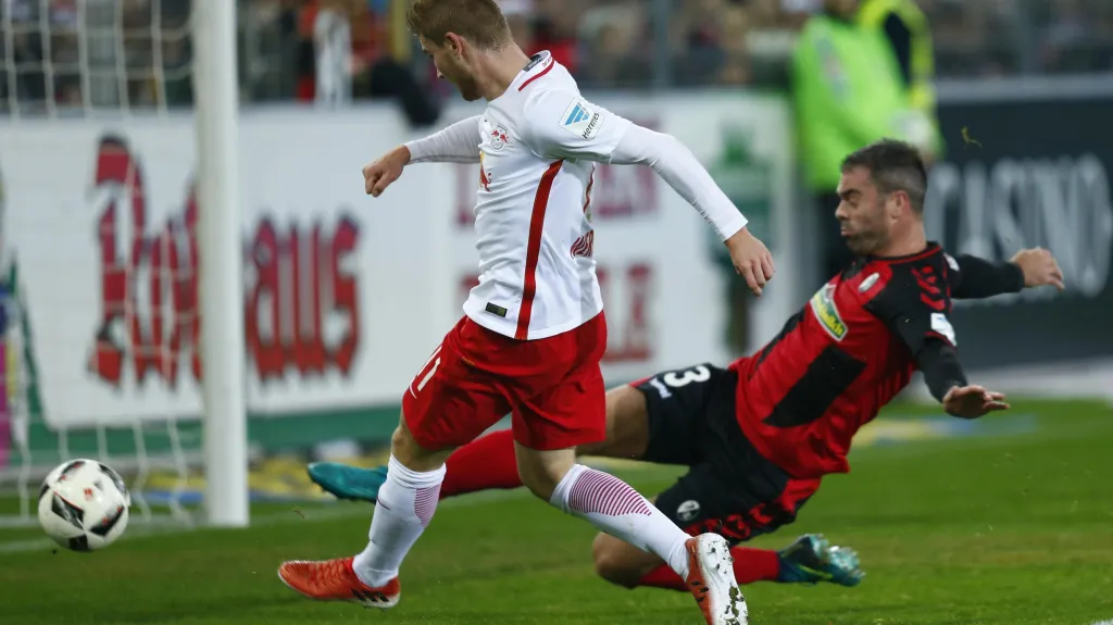Timo Werner (vlevo) střílí gól do sítě Freiburgu
